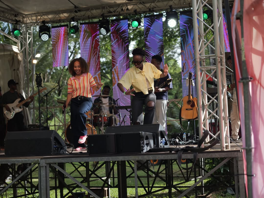 Danse et célébration sur scène à Grace Up